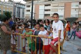 Numerosos niños y niñas se divierten con las actividades infantiles e hinchables en la plaza de la Balsa Vieja - 4