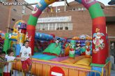Numerosos niños y niñas se divierten con las actividades infantiles e hinchables en la plaza de la Balsa Vieja - 6