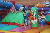Numerosos niños y niñas se divierten con las actividades infantiles e hinchables en la plaza de la Balsa Vieja - 7
