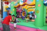 Numerosos niños y niñas se divierten con las actividades infantiles e hinchables en la plaza de la Balsa Vieja - 8