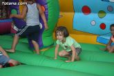 Numerosos niños y niñas se divierten con las actividades infantiles e hinchables en la plaza de la Balsa Vieja - 9