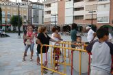 Numerosos niños y niñas se divierten con las actividades infantiles e hinchables en la plaza de la Balsa Vieja - 10