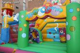 Numerosos niños y niñas se divierten con las actividades infantiles e hinchables en la plaza de la Balsa Vieja - 12