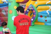 Numerosos niños y niñas se divierten con las actividades infantiles e hinchables en la plaza de la Balsa Vieja - 13