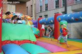 Numerosos niños y niñas se divierten con las actividades infantiles e hinchables en la plaza de la Balsa Vieja - 16