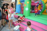 Numerosos niños y niñas se divierten con las actividades infantiles e hinchables en la plaza de la Balsa Vieja - 18