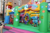 Numerosos niños y niñas se divierten con las actividades infantiles e hinchables en la plaza de la Balsa Vieja - 19