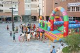 Numerosos niños y niñas se divierten con las actividades infantiles e hinchables en la plaza de la Balsa Vieja - 20