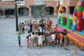 Numerosos niños y niñas se divierten con las actividades infantiles e hinchables en la plaza de la Balsa Vieja - 22