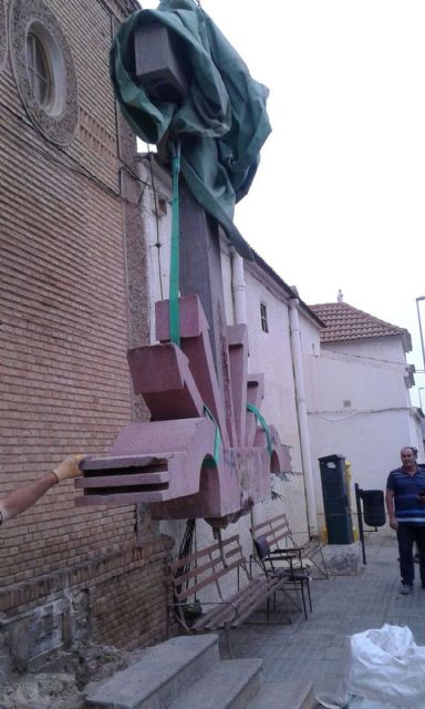 Retiran el yugo y las flechas de La Aljorra en cumplimiento de la Ley de Memoria Histórica - 1, Foto 1