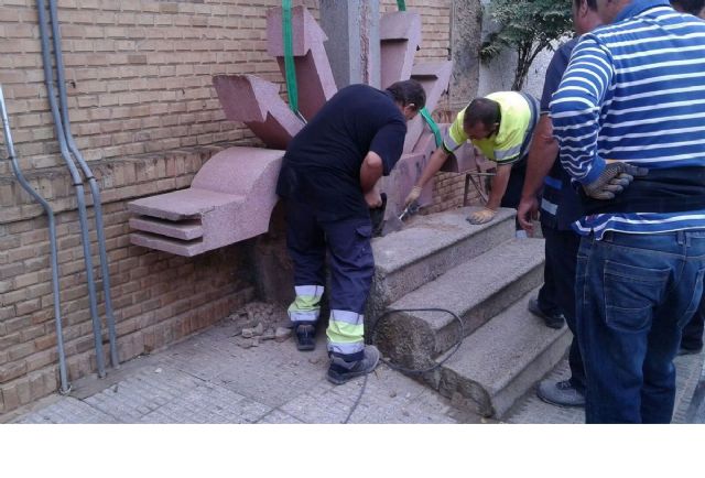 Retiran el yugo y las flechas de La Aljorra en cumplimiento de la Ley de Memoria Histórica - 2, Foto 2