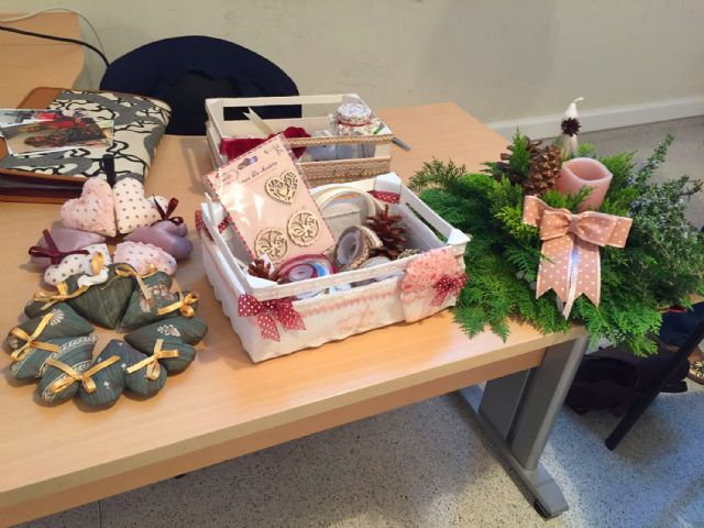 Las mujeres de la asociacion Isabel González aprenden a hacer centros de mesa y decoración de Navidad con flores - 1, Foto 1