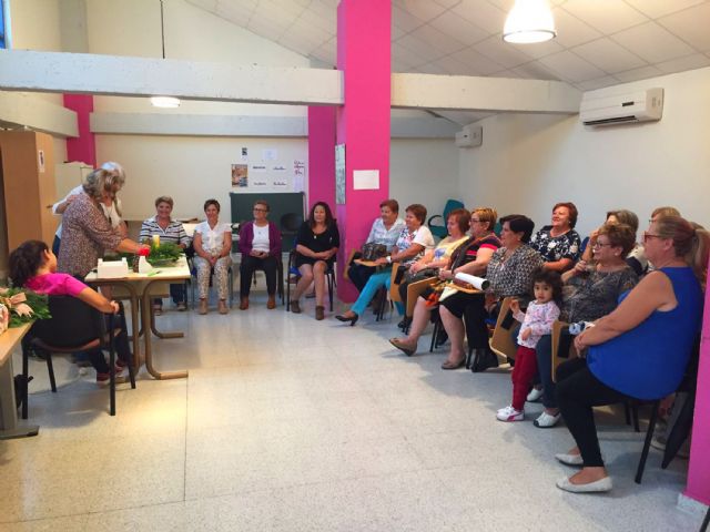 Las mujeres de la asociacion Isabel González aprenden a hacer centros de mesa y decoración de Navidad con flores - 2, Foto 2
