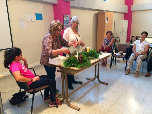 Las mujeres de la asociacion Isabel González aprenden a hacer centros de mesa y decoración de Navidad con flores - 3, Foto 3