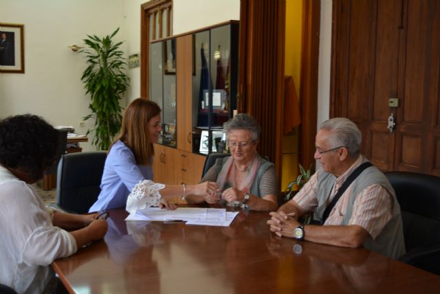 La artista lorquina Pilar Sala dona al Centro de Interpretación del Mar de Águilas una de sus obras - 1, Foto 1