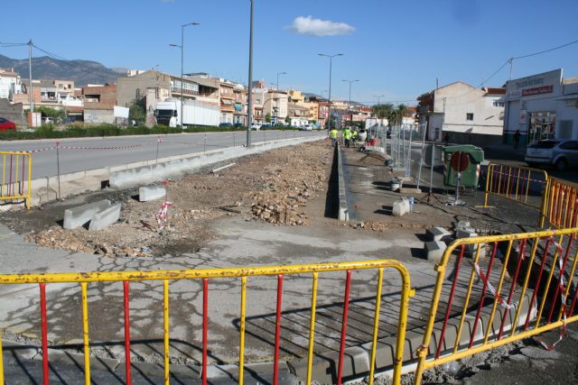 Work on laying and lining sidewalks on a stretch of more than 100 meters from Juan Carlos I avenue continues at a good pace. At the height of the Tirol-Camilleri district, Foto 1