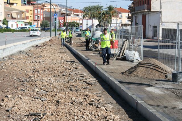 Work on laying and lining sidewalks on a stretch of more than 100 meters from Juan Carlos I avenue continues at a good pace. At the height of the Tirol-Camilleri district, Foto 2