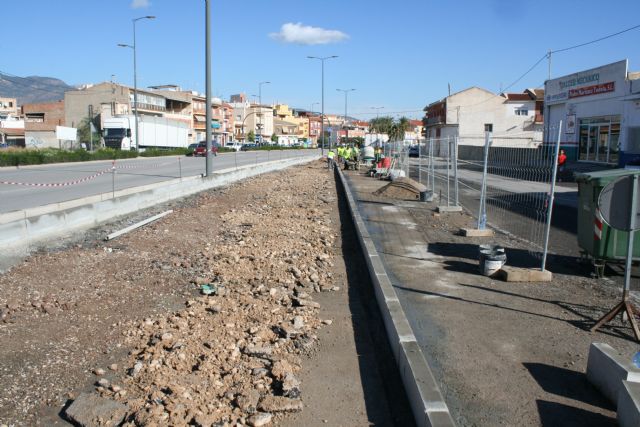 Work on laying and lining sidewalks on a stretch of more than 100 meters from Juan Carlos I avenue continues at a good pace. At the height of the Tirol-Camilleri district, Foto 3
