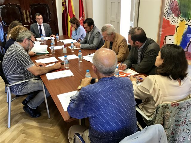 El Ayuntamiento solicita mantener abierto el paso a nivel de Santiago el Mayor durante las obras del soterramiento - 1, Foto 1