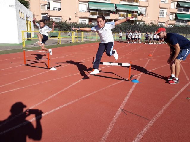 El colegio San Vicente Paul vive una jornada de atletismo en la pista municipal con el Programa ADE - 1, Foto 1