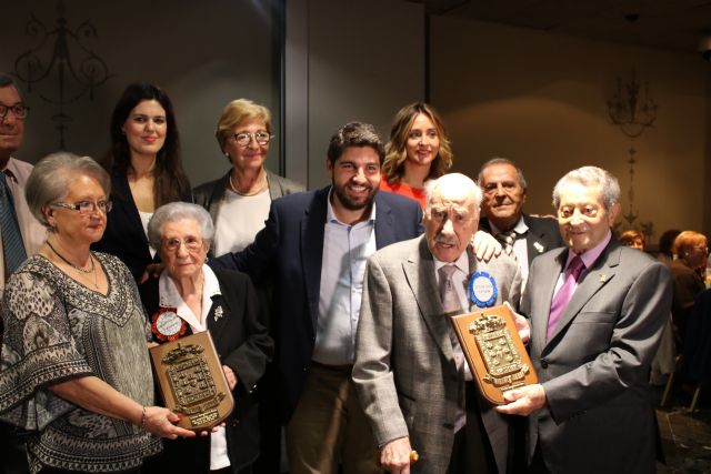 López Miras asiste al homenaje a los abuelos de la Federación de Centros de Mayores del municipio de Murcia - 1, Foto 1