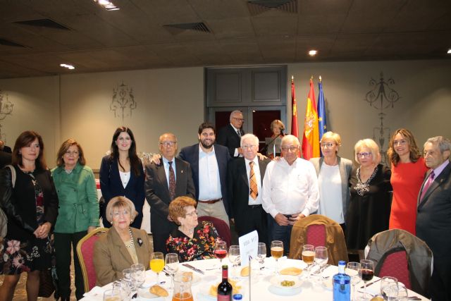 López Miras asiste al homenaje a los abuelos de la Federación de Centros de Mayores del municipio de Murcia - 2, Foto 2