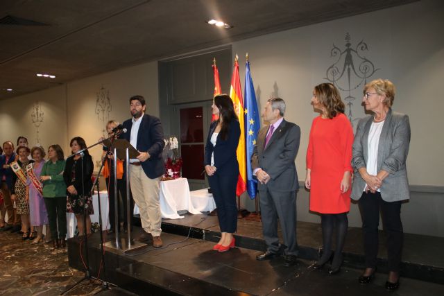 López Miras asiste al homenaje a los abuelos de la Federación de Centros de Mayores del municipio de Murcia - 3, Foto 3