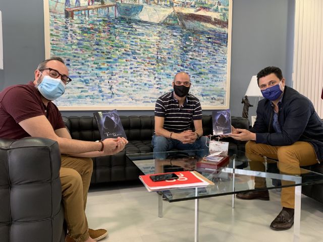 El alcalde, José Miguel Luengo  recibe a Javier Marín con motivo de la publicación de su novela Tablero mortal - 1, Foto 1