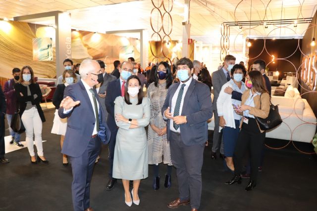 López Miras destaca en la Feria del Mueble de Yecla la capacidad de reinventarse del sector y su continuo aumento de las exportaciones - 1, Foto 1