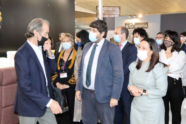López Miras destaca en la Feria del Mueble de Yecla la capacidad de reinventarse del sector y su continuo aumento de las exportaciones - 2, Foto 2
