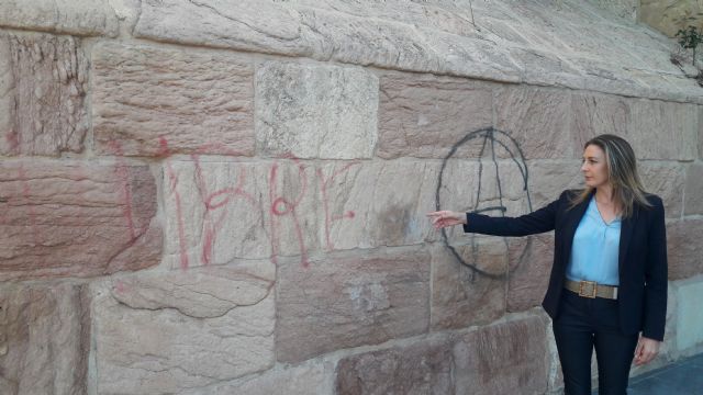 Las pintadas vandálicas sobre las paredes de la Colegiata de San Patricio cumplen un año sin que el gobierno del PSOE se haya dignado a eliminarlas - 2, Foto 2