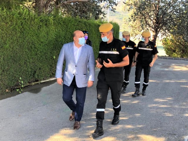 El alcalde de Cieza visita las instalaciones temporales que la UME ha montado en el Polideportivo Municipal Mariano Rojas - 1, Foto 1