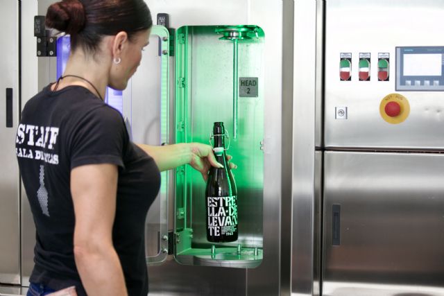 Los visitantes a Estrella de Levante podrán llevarse una nueva botella rellena con las cervezas de barril de la fábrica - 2, Foto 2