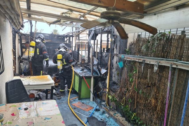 Efectivos de Bomberos acuden a sofocar un incendio en Villas Caravaning - 1, Foto 1