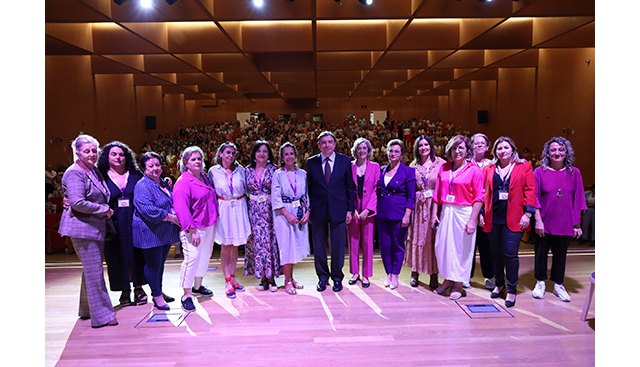 Público, presidentas regionales de FADEMUR y el ministro Luis Planas hoy durante la celebración del Día Internacional de las Mujeres Rurales de FADEMUR. Foto: Joquín Terán., Foto 1