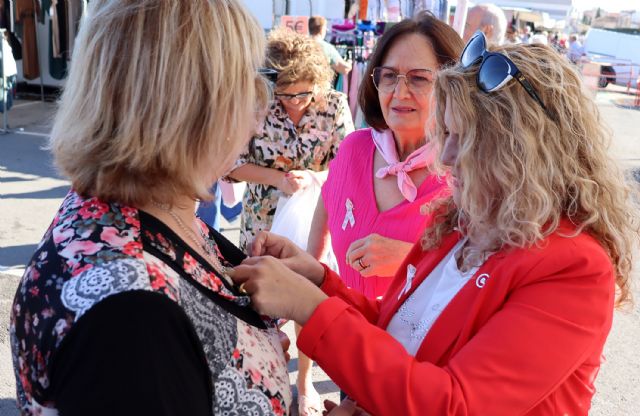 La AEEC visibiliza un año más la lucha contra el cáncer de mama en el mercado semanal - 3, Foto 3