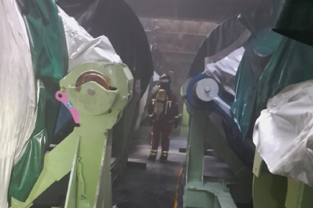 Bomberos de Cartagena extinguen dos incendios en un buque de mercancías y un piso - 1, Foto 1