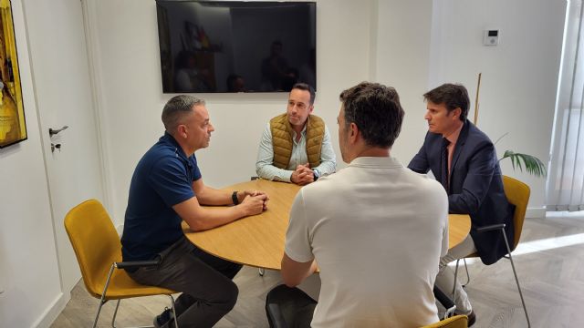 Recepción al conserje que salvó la vida a un alumno del CEIP Cervantes en Molina de Segura - 1, Foto 1