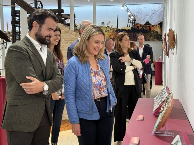 La consejera Conchita Ruiz inaugura en La Unión la exposición 'Reflejos cerámicos', creada por usuarios del centro Cristo de los Mineros - 1, Foto 1