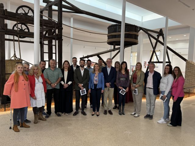 La consejera Conchita Ruiz inaugura en La Unión la exposición 'Reflejos cerámicos', creada por usuarios del centro Cristo de los Mineros - 3, Foto 3