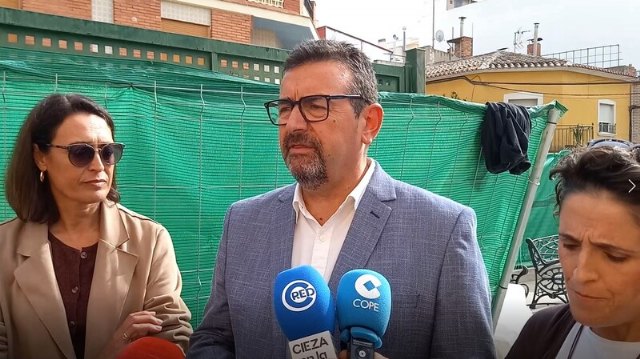 El alcalde supervisa los trabajos de renaturalización del colegio Cristo del Consuelo - 1, Foto 1