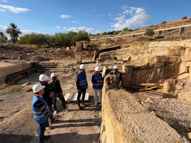 Fortuna traslada al Museo Arqueol�gico de Murcia una inscripci�n romana monumental hallada en los Ba&ntilde;os Romanos