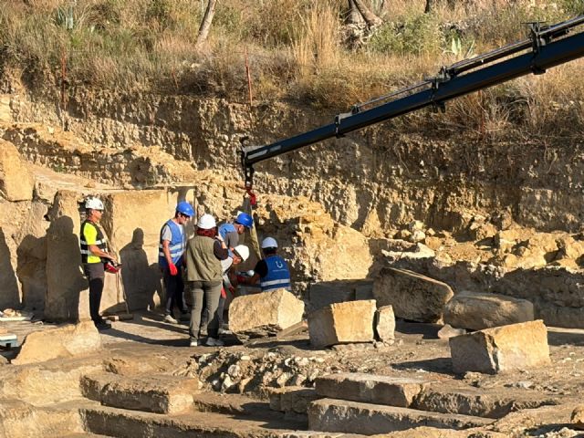 Fortuna traslada al Museo Arqueológico de Murcia una inscripción romana monumental hallada en los Ba&ntilde;os Romanos - 2, Foto 2