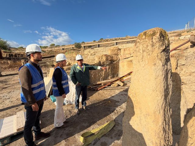 Fortuna traslada al Museo Arqueológico de Murcia una inscripción romana monumental hallada en los Ba&ntilde;os Romanos - 3, Foto 3