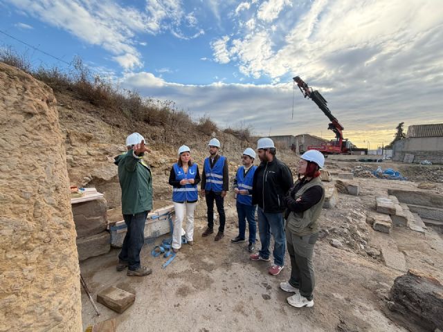 Fortuna traslada al Museo Arqueológico de Murcia una inscripción romana monumental hallada en los Ba&ntilde;os Romanos - 4, Foto 4