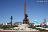 Una escultura de Anastasio Martínez que recrea la figura del hombre y la industria viste la rotonda entrada al Polígono Industrial de Totana - 2
