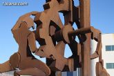 Una escultura de Anastasio Martínez que recrea la figura del hombre y la industria viste la rotonda entrada al Polígono Industrial de Totana - 3