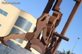 Una escultura de Anastasio Martínez que recrea la figura del hombre y la industria viste la rotonda entrada al Polígono Industrial de Totana - 4