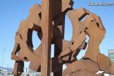 Una escultura de Anastasio Martínez que recrea la figura del hombre y la industria viste la rotonda entrada al Polígono Industrial de Totana - 9