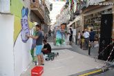 El arte urbano, la música y la fotografía transforman la calle Santiago en el foco de diversión juvenil de las fiestas de Santiago - 8